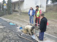 Pán Miroslav Legát a Ondrej Balúch dokončujú opravu kanála